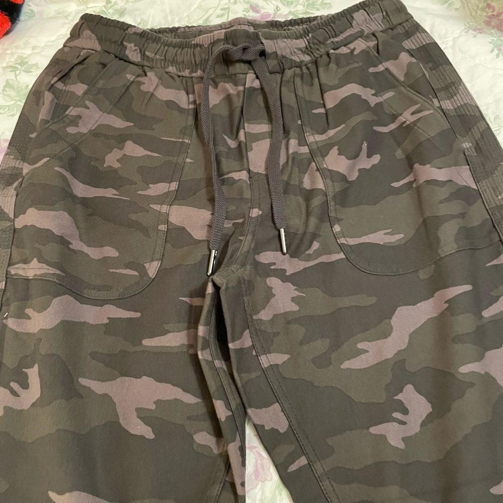 Athleta Camo Farallon Jogger size 6P NWOT! Retail $120